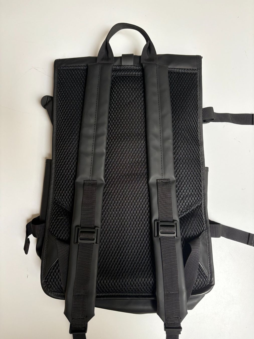 Rains Zaini: Rains - Rolltop Backpack Large W3, Schwarz – Usato da Zug venduto da isdach 1