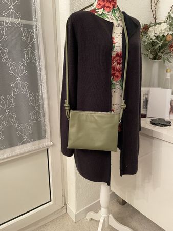 Neue Doppel-Ledertasche olive 17 x 24 x6-10 cm