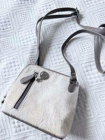 NIKA Leder & Fell Umhängetasche Hellgrau / Taupe Crossbody 