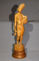 Junge Frau mit Wasserkrug und Lotosblume