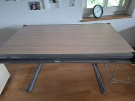 Schreibtisch und Bürostuhl