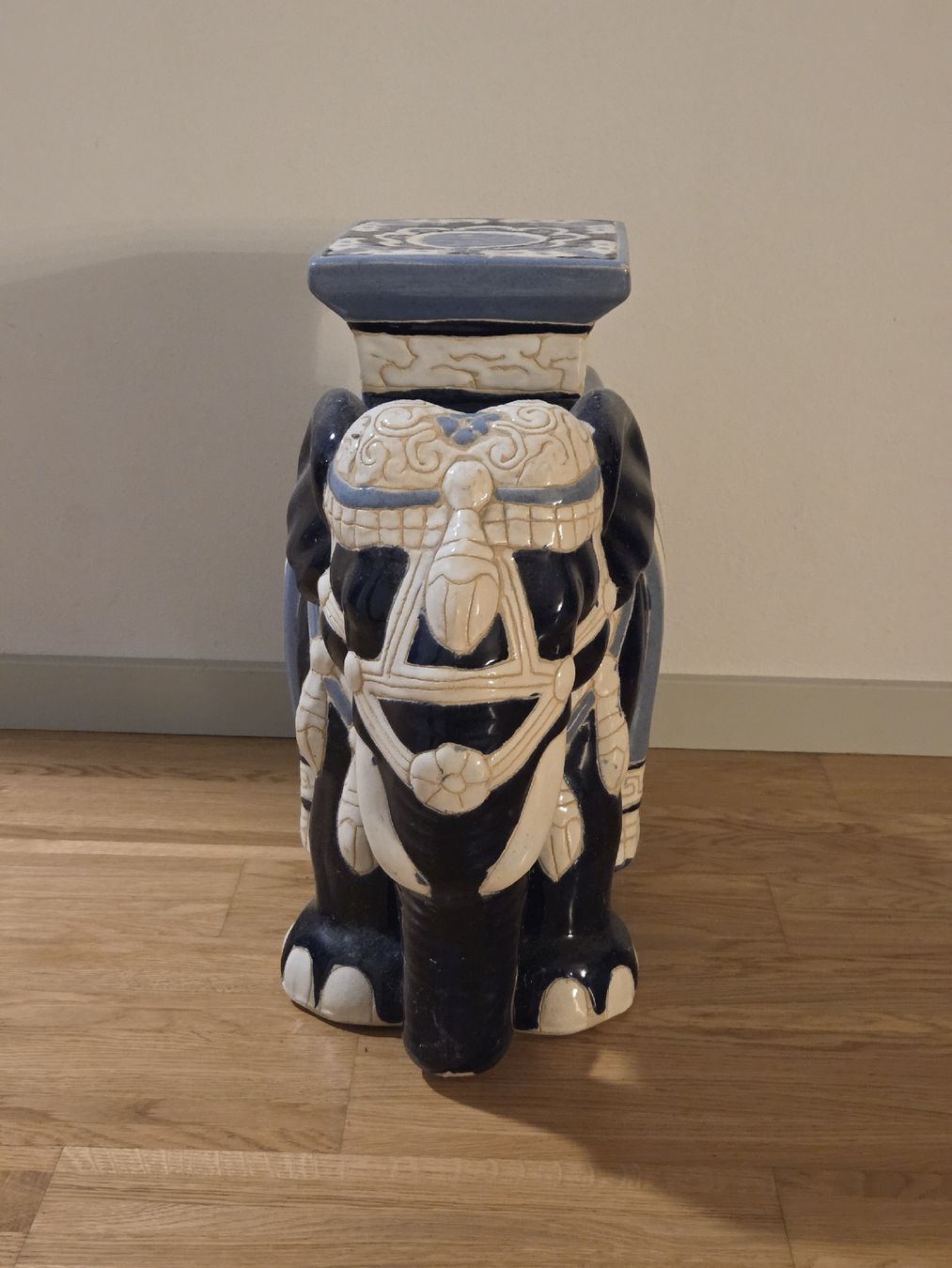Tutte le decorazioni: Poezellan-Elefant – Usato da Bern venduto da Dekthai 1