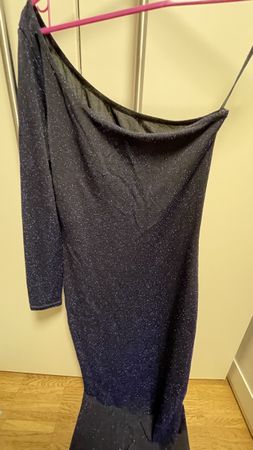 Elegantes Abendkleid mit Glitzer - Einarm-Look, Grösse M