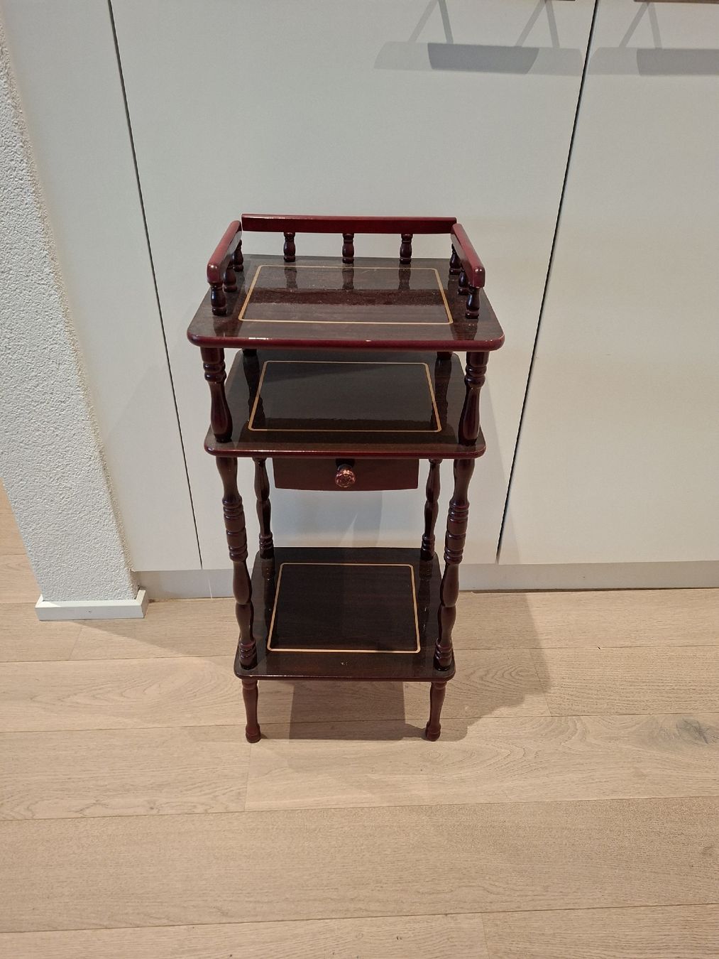 Cassettiere: Antiker Beistelltisch mit Schubladen – Usato da Meinisberg venduto da Destiny1972