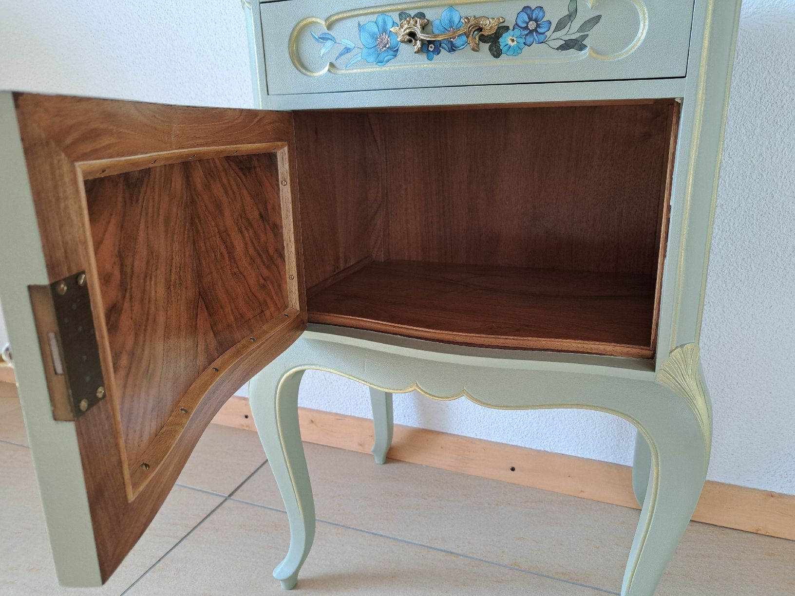 Cassettiere: Wunderschönes Beistellschränklein im Rokoko-Stil – Usato da Urswil venduto da Deko-Meise 2