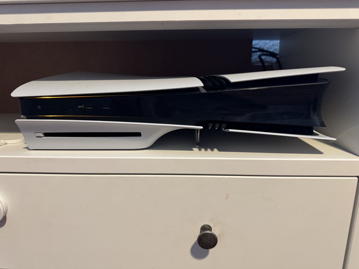 Sony Console: PS5 Pro + 4 Games Neuwertig – Nuovo (secondo la descrizione) da Grenchen venduto da albay3.96_ 1