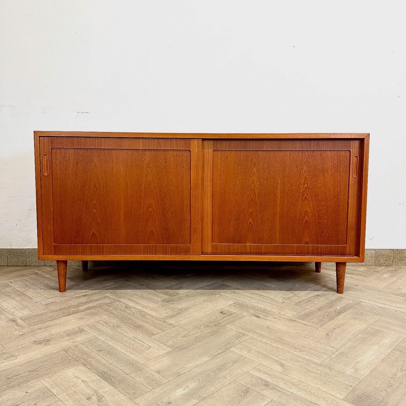 Cassettiere: Poul Hundevad dänisches teak Sideboard / Lowboard – Usato da basel venduto da vintory.ch