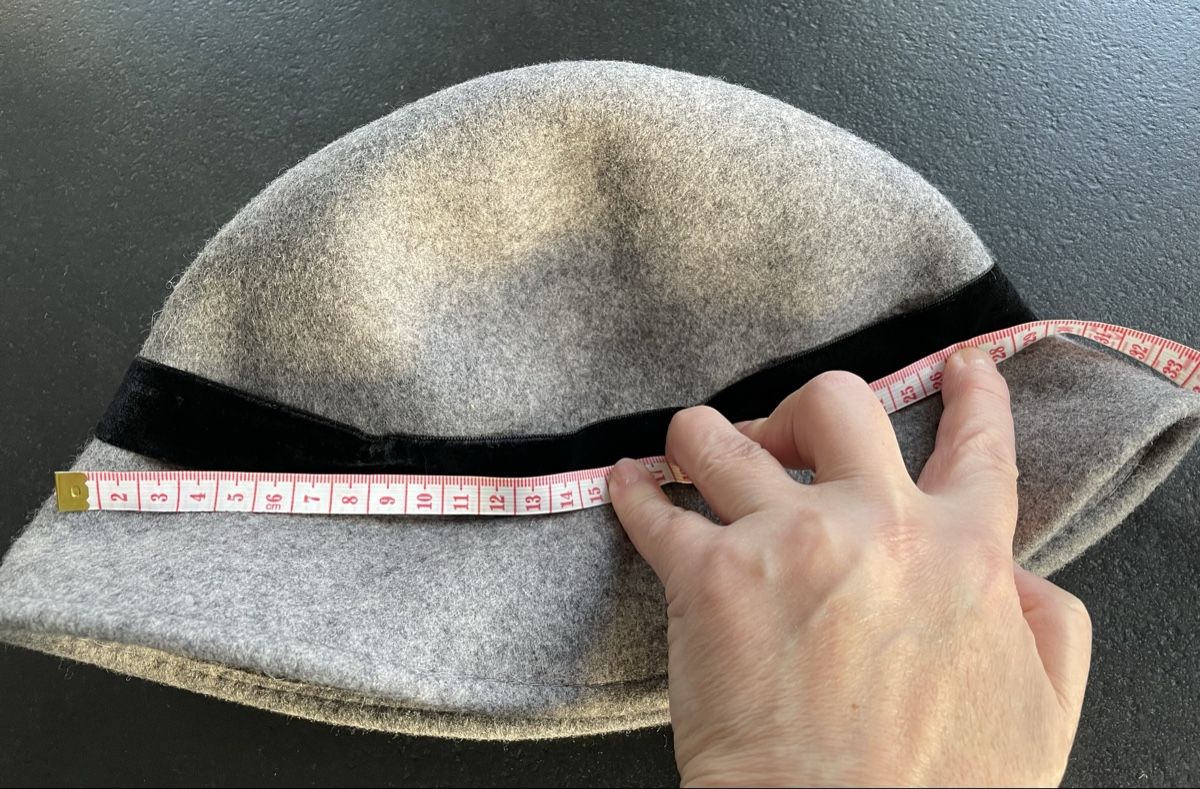 Hüte, Mützen & Caps: Chic Grey Wool Hat with Velvet Band - 58cm – Neu (gemäss Beschreibung) aus Oberwil BL von Stellochkas 4