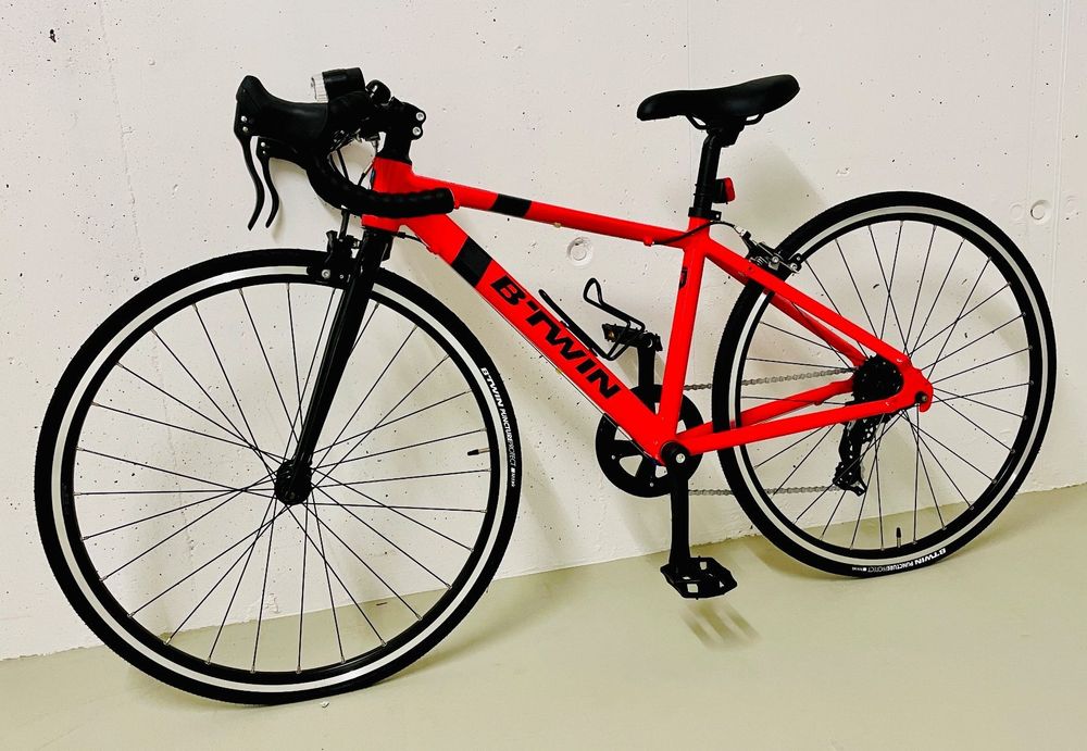 Nagelneu: B-TWIN Tribal 100 Kinder-Rennrad 26 Zoll, 7 Gang (Neu und ...