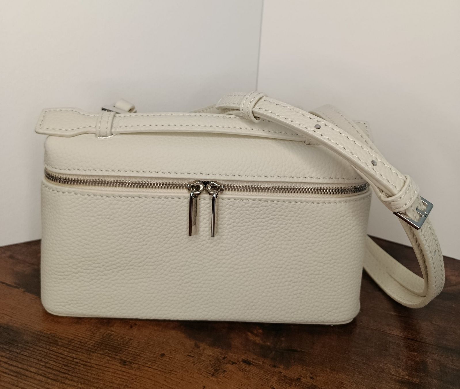 Borse da donna: Mendy Cross-Body Ledertasche Milk – Nuovo e nell'imballaggio originale da Weiach venduto da sim_8s27 1
