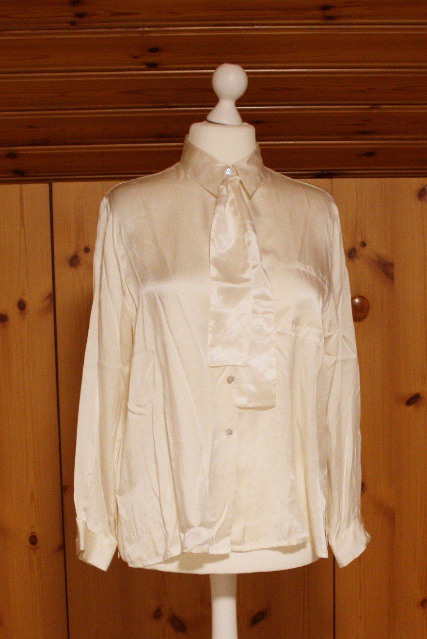 Camicette: Bluse Satin eierschale Gr. L – Usato da Flüelen venduto da Diversicum-Vintage
