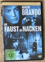 DIE FAUST IM NACKEN