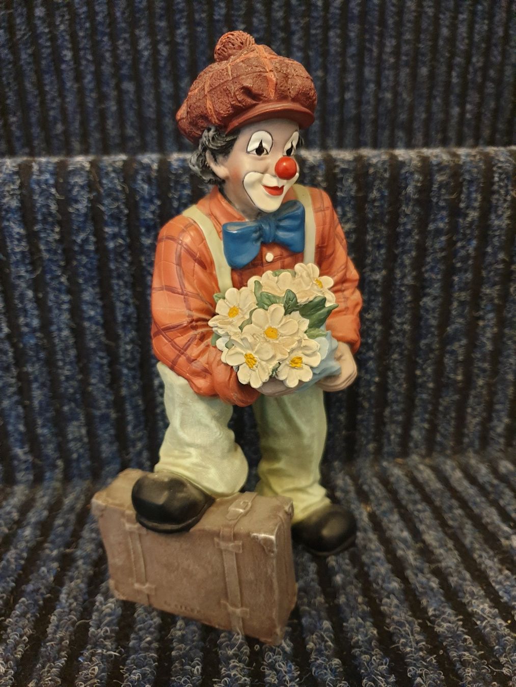Statuette: Gilde Clown mit Koffer und Blumenstrauss – Usato da Birmenstorf AG venduto da 541300 1
