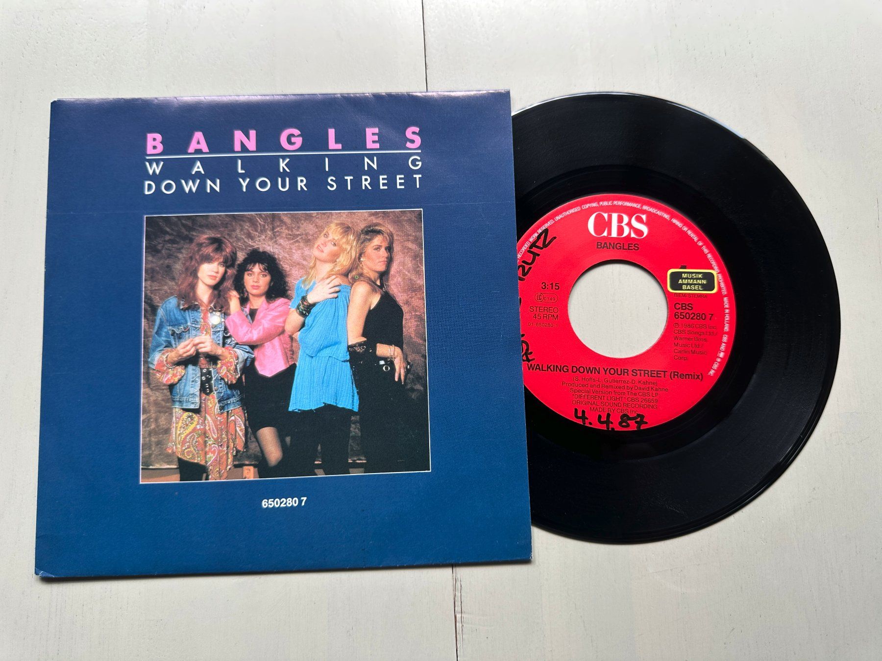 Vinyles: BANGLES tolle Single Kult Walking down your 80's Top – D'occasion à Basel par Partridge