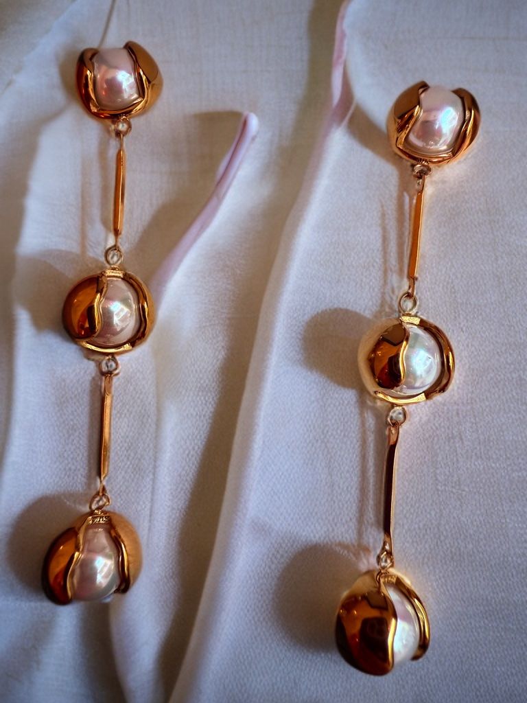 Orecchini pendenti & Orecchini a lobo: Boucles d’oreilles Luna Perla – Nuovo e nell'imballaggio originale da St-Maurice venduto da Sandrinette123 1