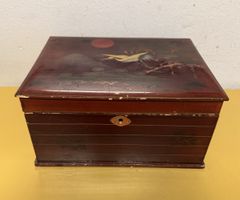 Holzschatulle mit Kranichmotiv,