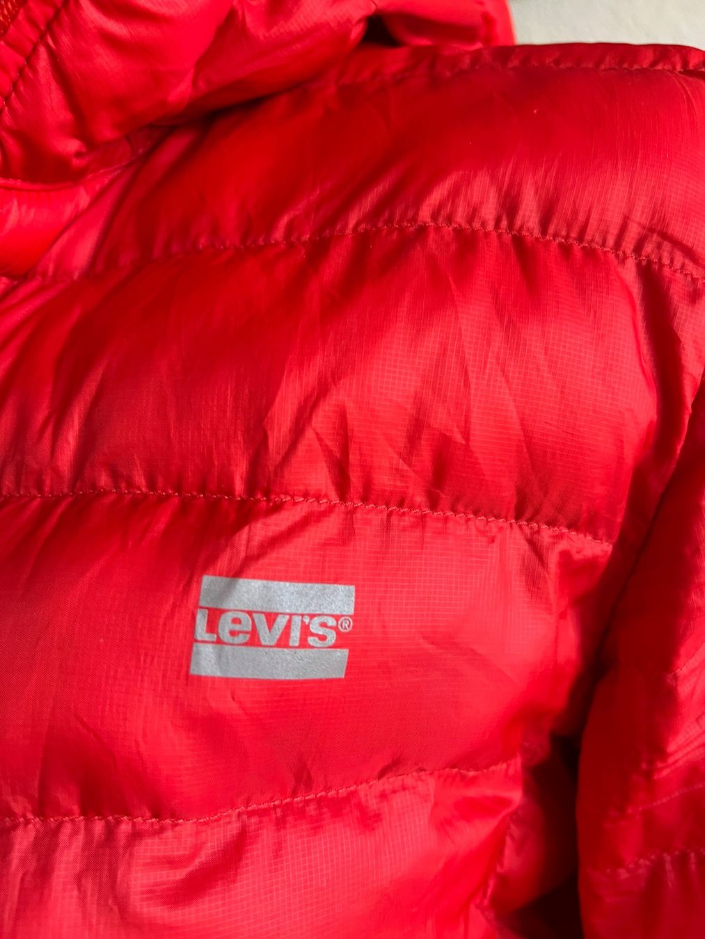 Levi's Giacche: Doudoune Levi's rouge, taille M, comme neuve – Usato da Chézard-St-Martin venduto da Cheyenne_75 1