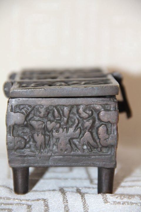 Cassapanche: Antique  coffret en bronze . – Usato da Praz (Vully) venduto da pikuluka1 6