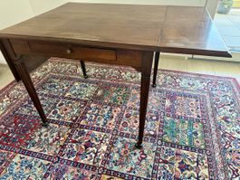 Ausziehtisch aus Holz mit Schublade guter Zustand