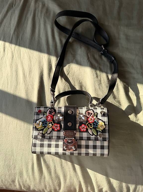 Sacs femmes: Sac guess – D'occasion à La Tour-de-Peilz par pil_j6nr