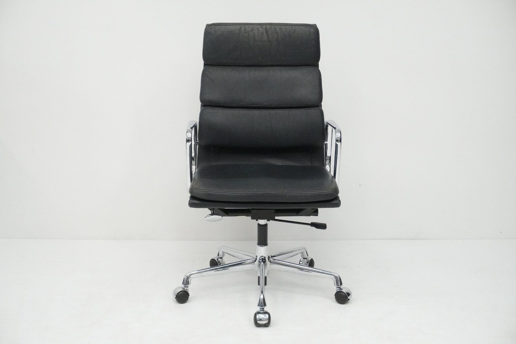 Vitra Sedie: Vitra Eames Soft Pad EA219 dunkelblau 1984 Designklassiker – Usato da Bad Zurzach venduto da QLASSIQ 1
