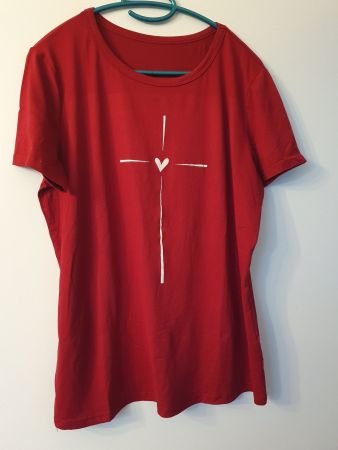 Rotes T-Shirt mit Kreuzmotiv, Grösse L