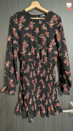 Robe d'été H&M florale noire, taille 36, bon état.