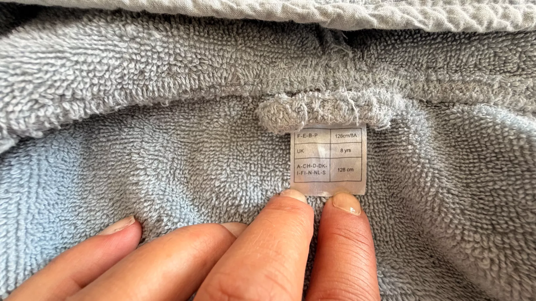 Accappatoi: Bademantel - VERBAUDET hellblau grau Gr. 128 – Usato da Winterthur venduto da Secondhand-Family 2