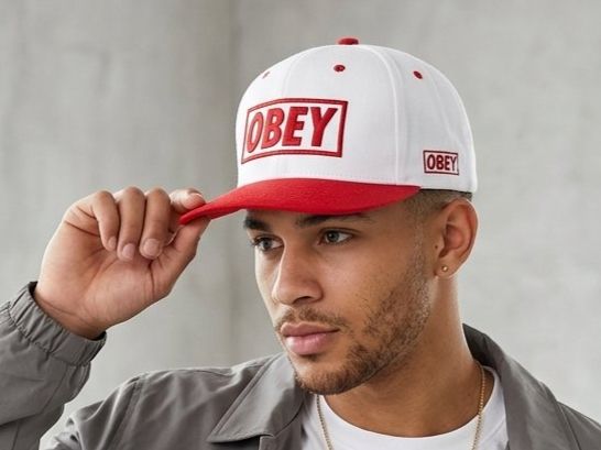 Chapeaux, bonnets & casquettes: OBEY Snapback Cap rot/weiss – D'occasion à Ostermundigen par Vangiolillo