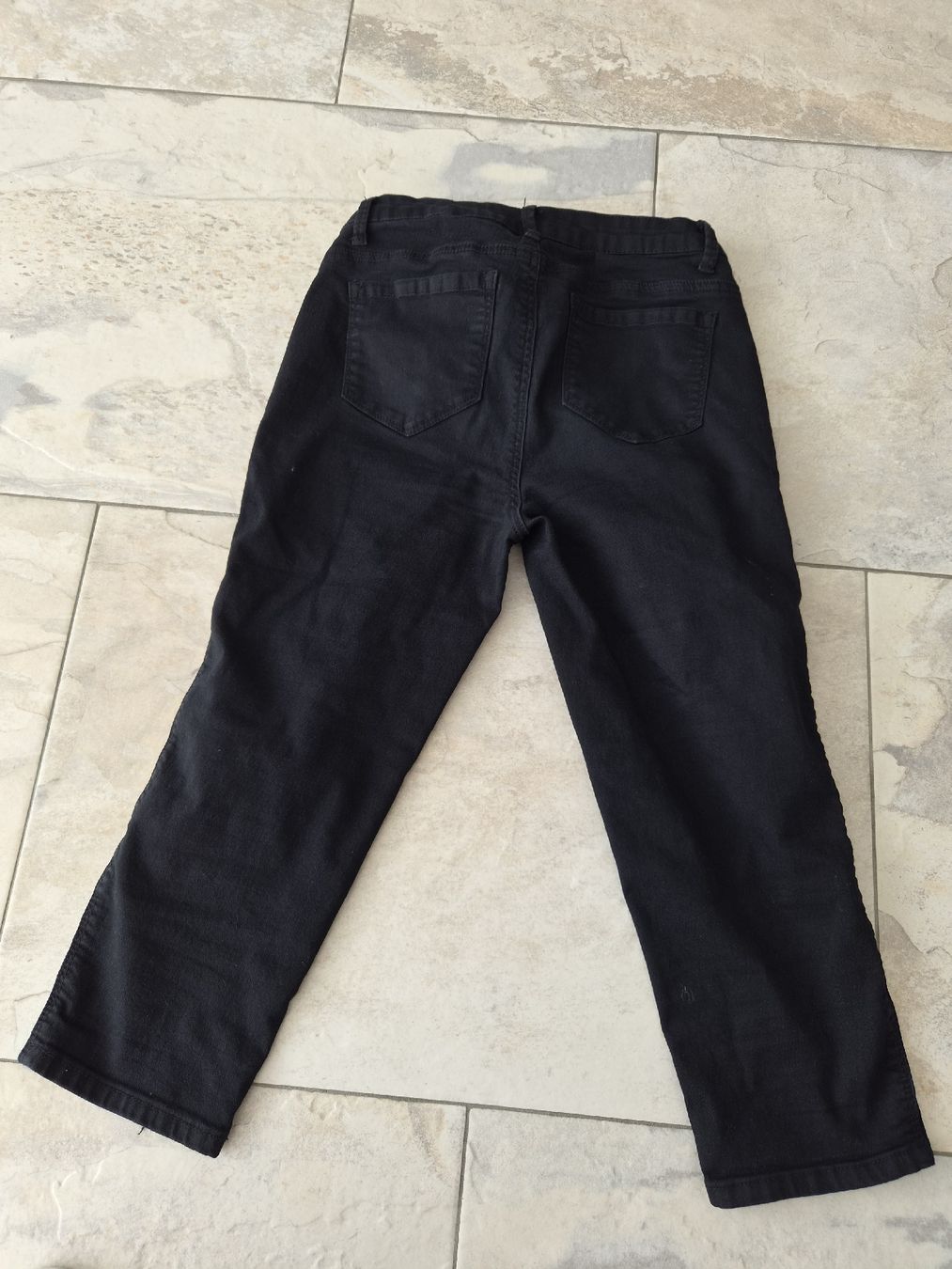 Pantaloni: Schwarze 3/4-Jeans mit Strass, Grösse M, Chicorée  – Usato da Niederrohrdorf venduto da Miripfiri 4