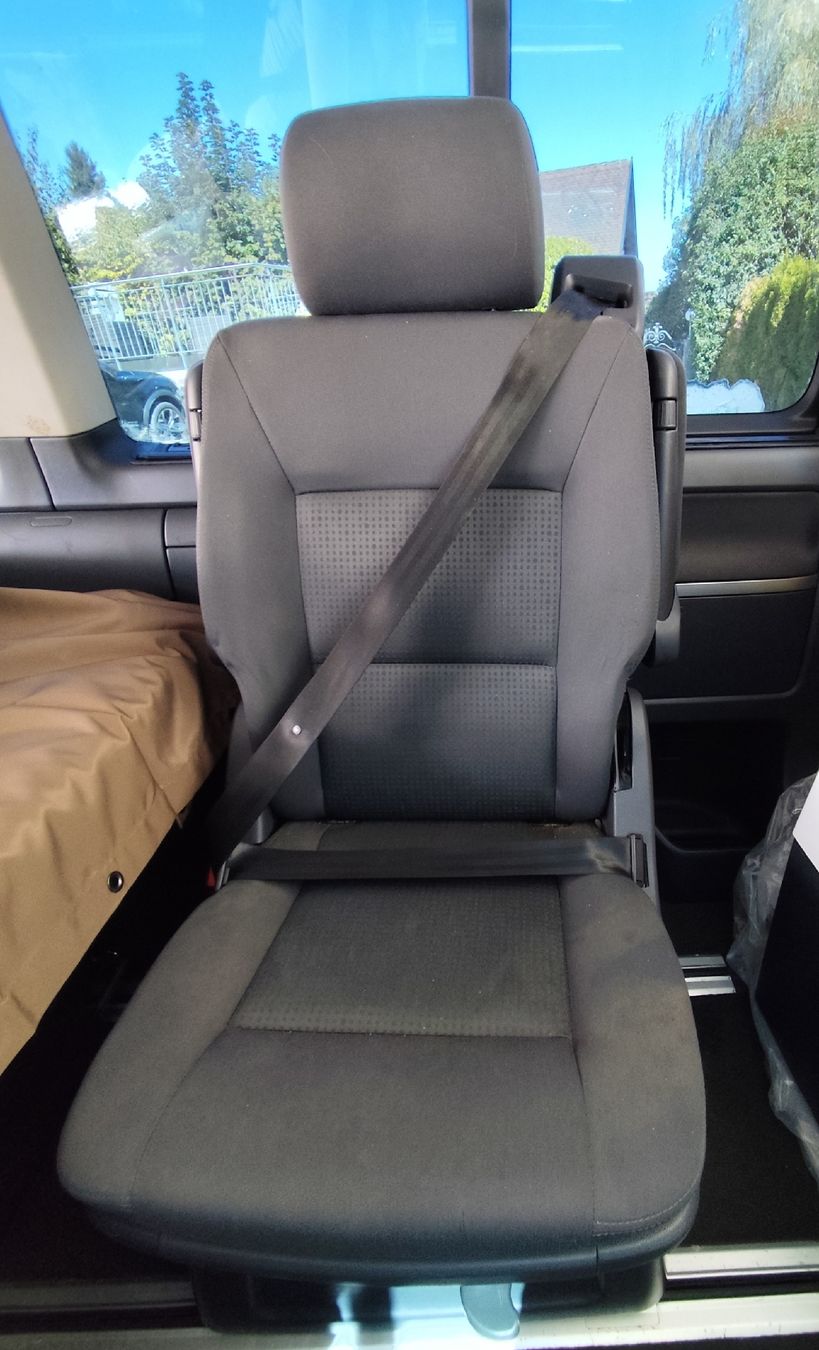 VW Tutti pezzi di ricambio auto: VW T5 Multivan Mittelsitz – Usato da Hütten venduto da blacktea 1