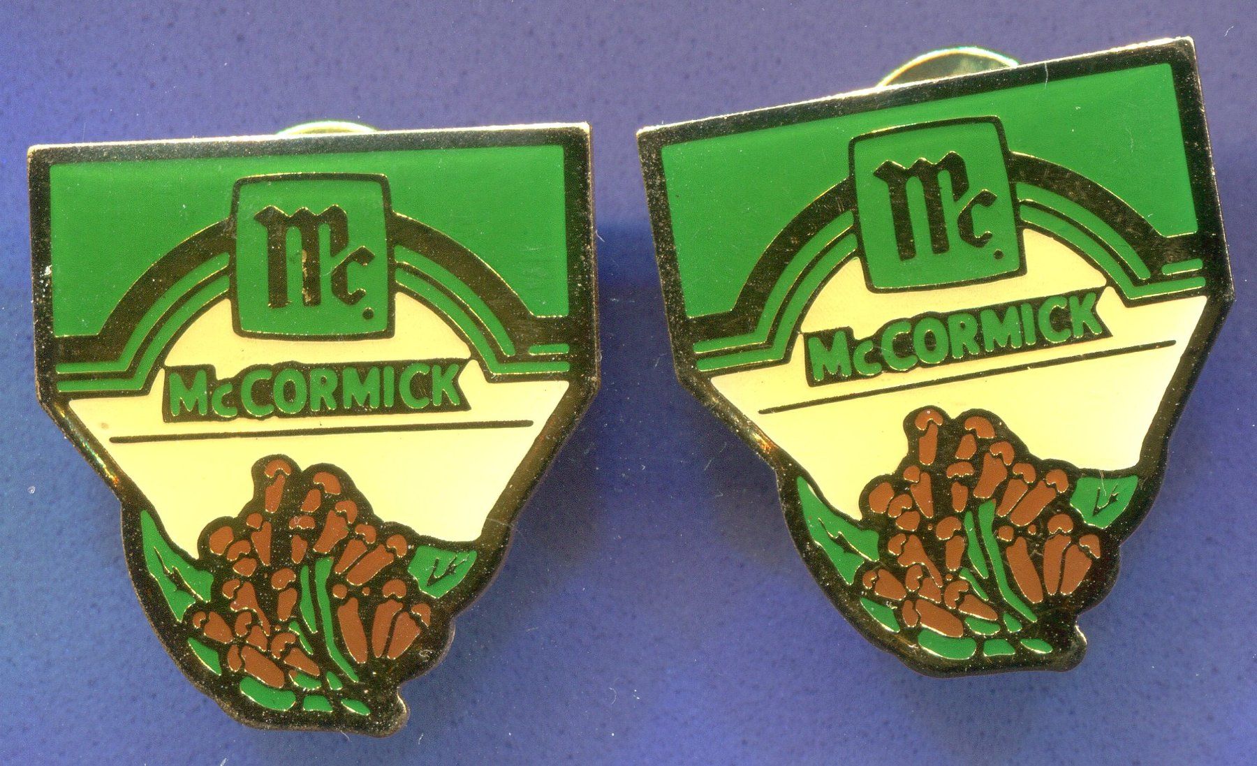 Plaquettes & Badges: 2 Pins  McCORMICK  Nelken – D'occasion à Winterthur par Sammleroase