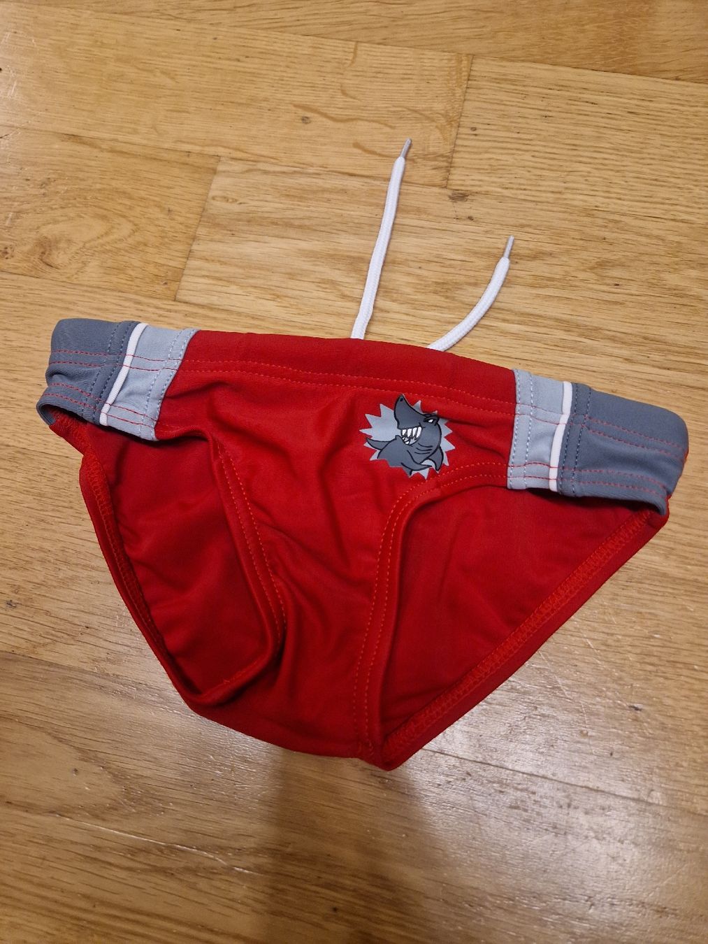 Badehosen: Maillot de bain rouge garçon, taille 80 – Gebraucht aus Penthaz von Sosotroc