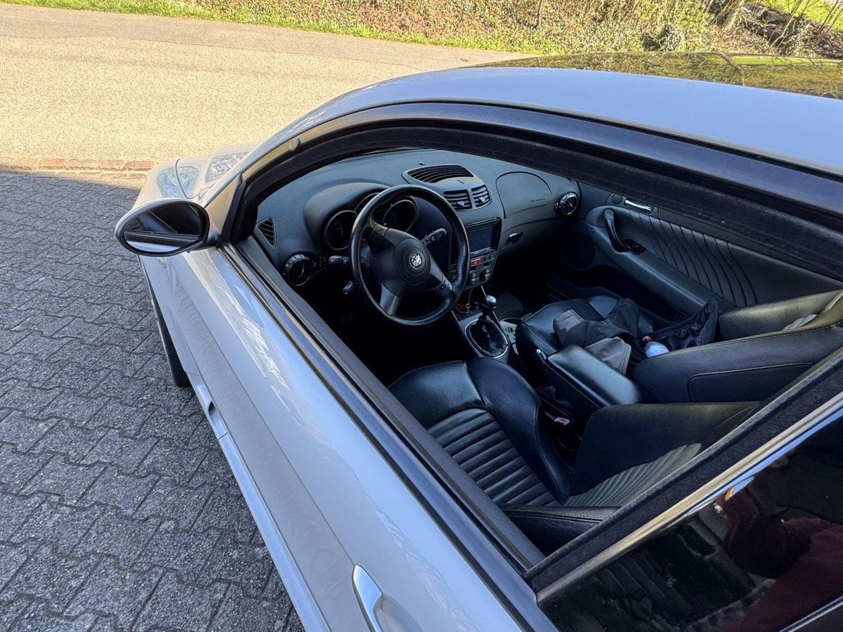 Alfa Romeo Automobili: Alfa Romeo 147 3.2 Gta – Usato da Ueken venduto da Renault52 4