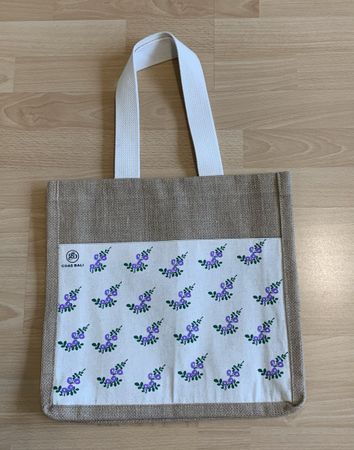 Joli sac d'été acheté à Bali, décoré de fleurs lilas