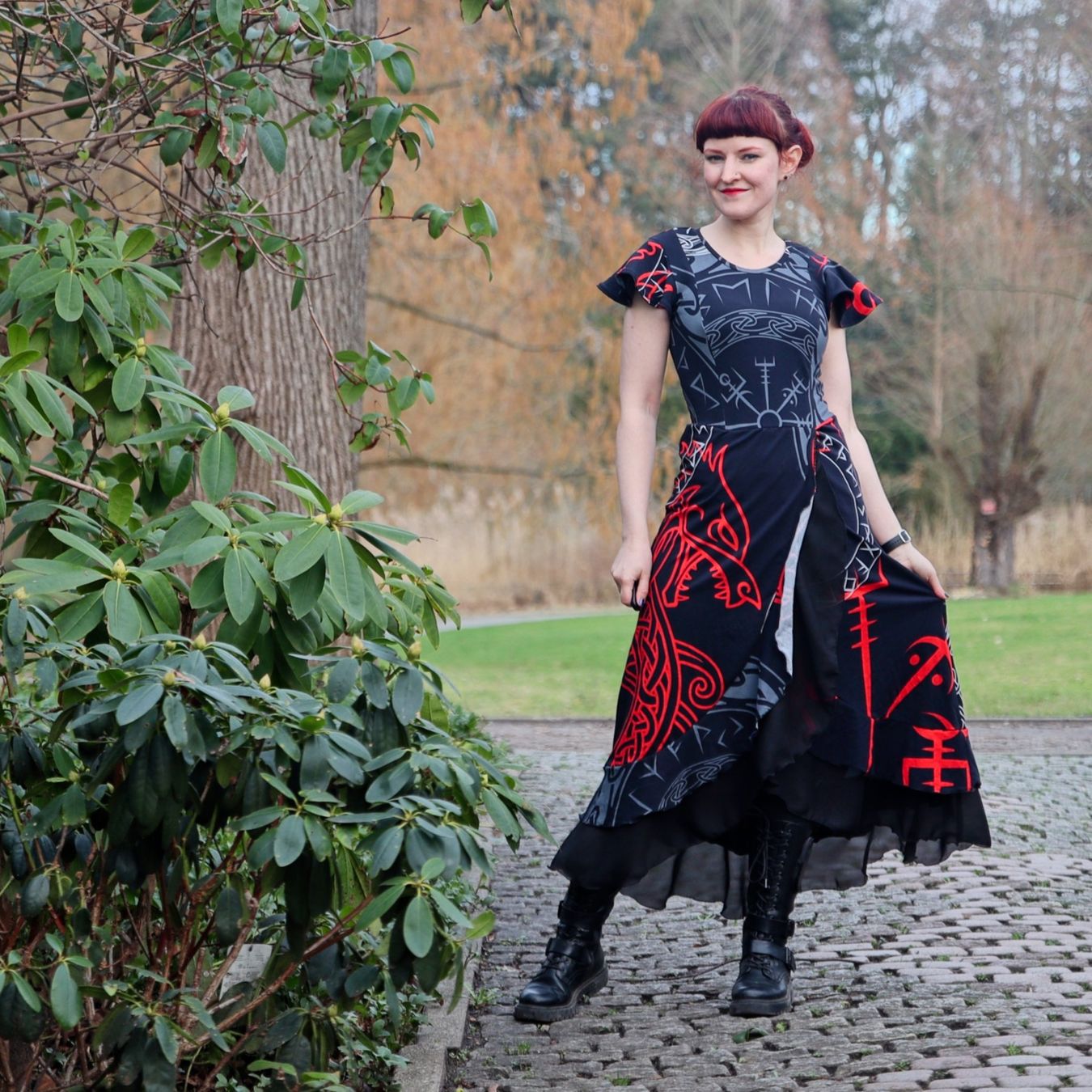 Tessuti: Jersey Runen "Valhalla" rot schwarz Stoff je m – Nuovo e nell'imballaggio originale da Wiesenberg venduto da mountain-merch 6