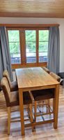 Holz Stehtisch-Set: Tisch + 4 Stühle, Guter Zustand