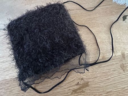 Kleine Tasche aus schwarzem Teddystoff