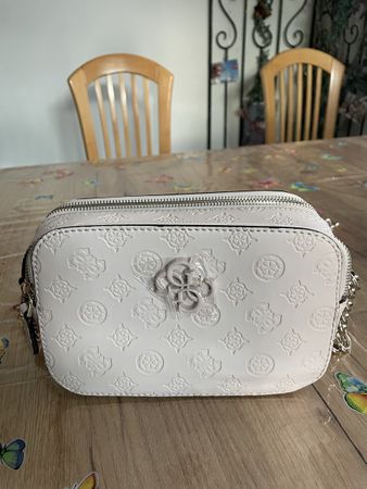 Guess Handtasche, neuwertig mit Kette