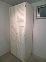 Kleiderschrank mit Tablar und Kleiderstange