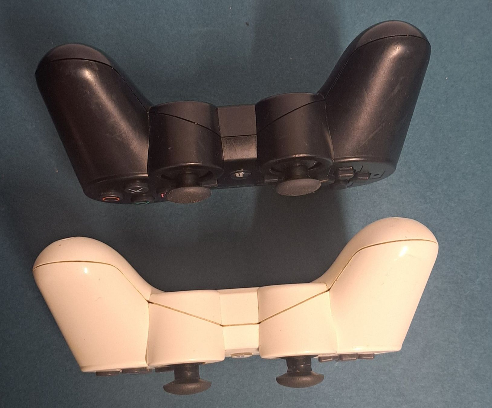 Sony Controller: Ps3 Controller  weiss  und schwarz original Sony  2 Stück – Usato da Biel/Bienne venduto da Sasha4u 3