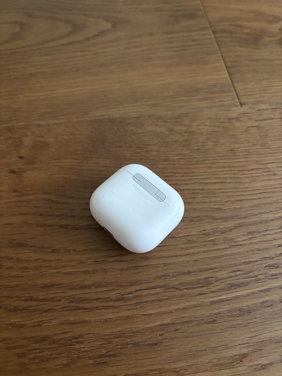 Apple Cuffie: Charging case / Ladecase AirPods 4 weiss – Usato da Thalwil venduto da Counterdude