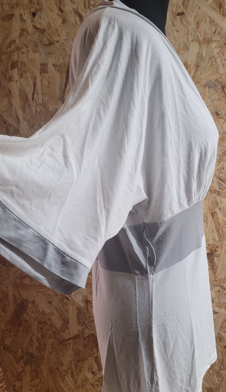 Top: Pull Blanc encolure V gris – Usato da Lausanne venduto da PlusValue_Lausanne 2
