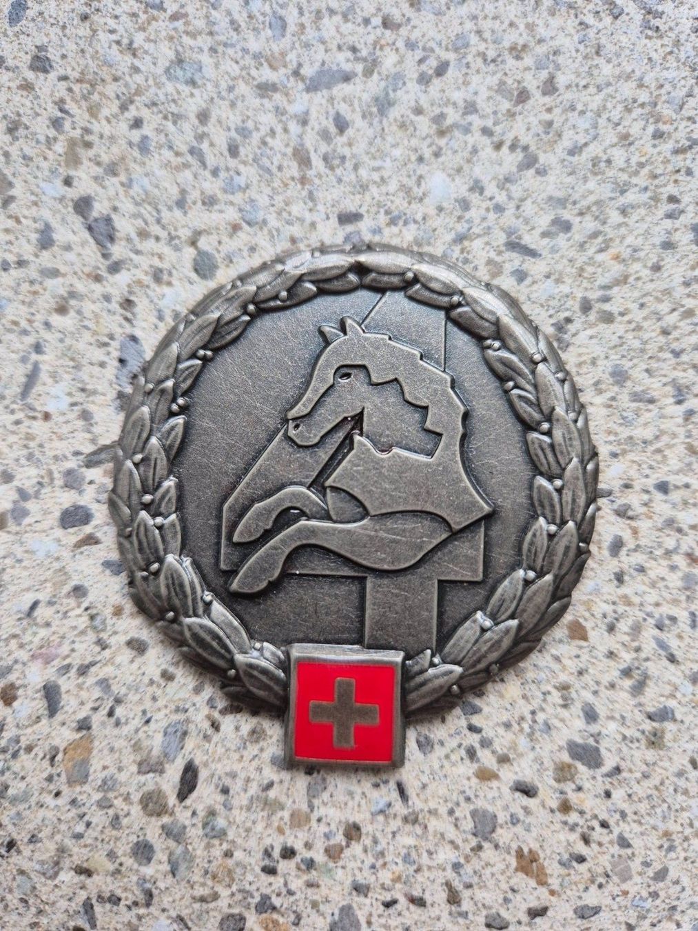 Schweizer Armee Placchette & Badge: *** Beretemblem Mech Br 4 silber *** – Nuovo e nell'imballaggio originale da Riedholz venduto da fr_sIruP
