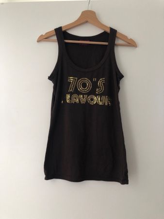 Top mit goldenen Pailletten