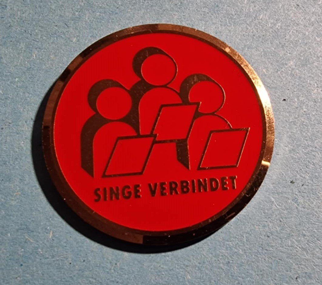 Plaketten & Abzeichen: Pin Singe verbindet – Gebraucht aus Härkingen von specialshapes