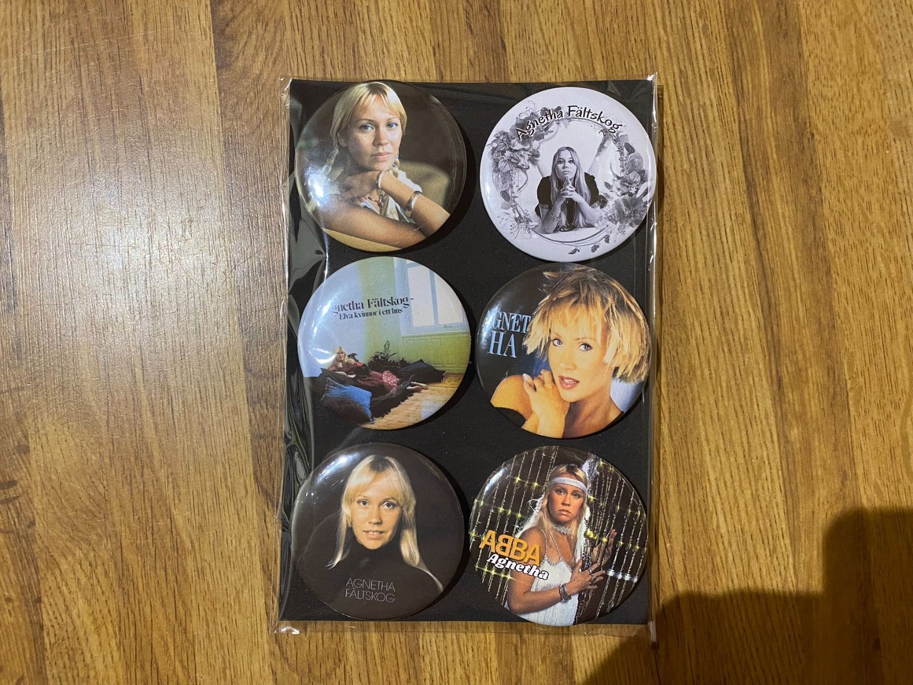 Placchette & Badge: Abba Agnetha Ansteck Badges2 – Nuovo e nell'imballaggio originale da Basel venduto da FatCatPacksTheRatt
