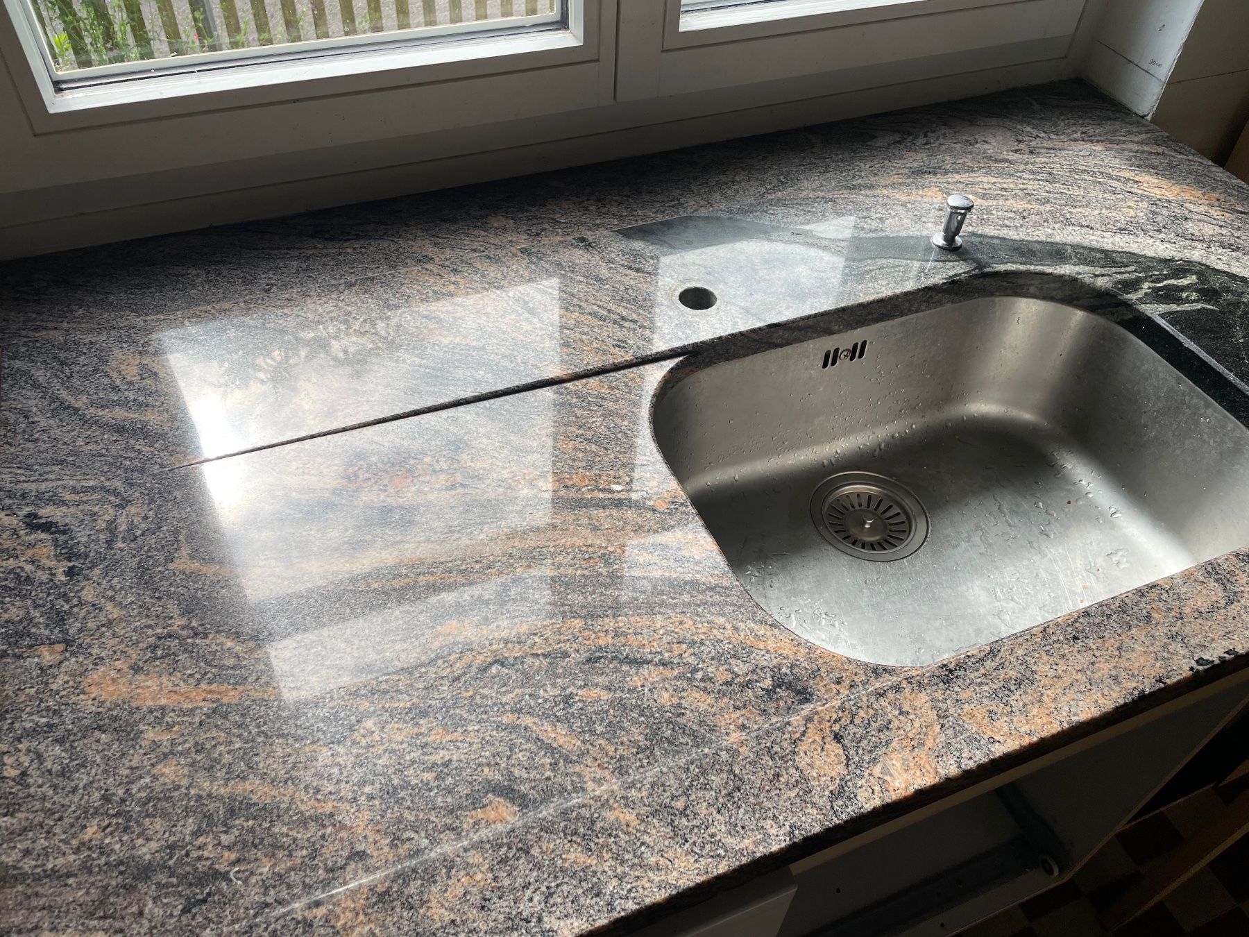 Spülbecken & Waschbecken: Naturstein Küchenabdeckung mit Spülbecken gebraucht – Gebraucht aus Riehen von KochVerkauf 2