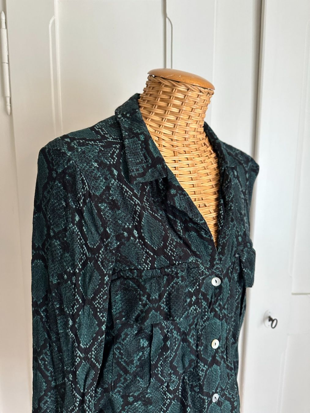 Zara Camicette: ZARA - Reptil Bluse petrol-schwarz S – Usato da Zürich venduto da Diazaio 1