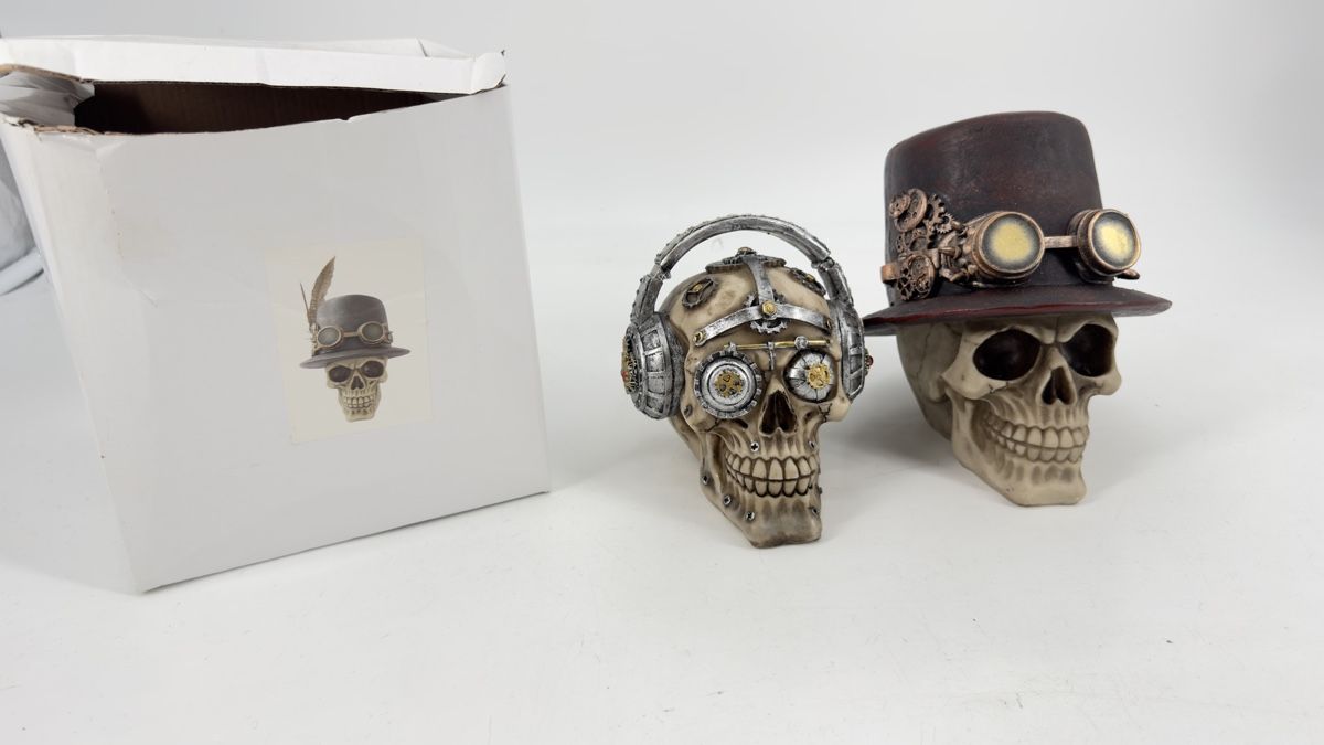 Figurines: # PUCKATOR - 2 Stk. Totenköpfe # – D'occasion à Bolligen par secondhand-with-love